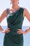 Vestido formal sirena asimétrico con cuello y fruncido verde oscuro