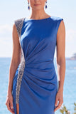 Vestido formal largo con cuentas y funda arrugada azul con abertura