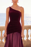 Vestido maxi fruncido de terciopelo sirena de un solo hombro burdeos
