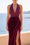 Vestido formal largo de sirena con cuello halter, veludo burdeos, cuello húltico, lentejuelas, largo de terciopelo burdeos con abertura lateral