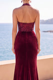 Vestido formal largo de sirena con cuello halter, veludo burdeos, cuello húltico, lentejuelas, largo de terciopelo burdeos con abertura lateral