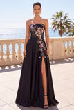 Vestido formal largo sin tirantes de bordado floral negro con abertura lateral