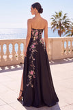 Vestido formal largo sin tirantes de bordado floral negro con abertura lateral