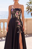 Vestido formal largo sin tirantes de bordado floral negro con abertura lateral