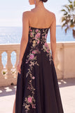 Vestido formal largo sin tirantes de bordado floral negro con abertura lateral