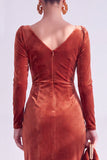 Vestido de Madre de la Novia de manga larga de terciopelo bodycon escote en V verde oscuro y abertura