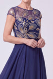 Vestido largo de Madre de la Novia con cuello ilusión azul marino con cuentas y collar