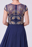 Vestido largo de Madre de la Novia con cuello ilusión azul marino con cuentas y collar