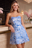 Vestido corto azul sin tirantes en línea A con bordado floral
