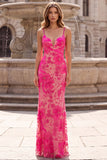 Vestido largo de graduación con bordado floral fucsia con tirantes finos de sirena, tirantes finos