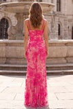Vestido largo de graduación con bordado floral fucsia con tirantes finos de sirena, tirantes finos