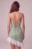 Vestido de Homecoming verde bodycon escote cuadrado con flecos de lentejuelas y bajo asimétrico con volantes
