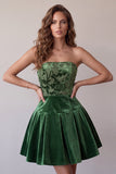 Vestido corto de bienvenida de terciopelo A-Line verde oscuro sin tirantes con volantes