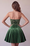 Vestido corto de bienvenida de terciopelo A-Line verde oscuro sin tirantes con volantes