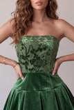 Vestido corto de bienvenida de terciopelo A-Line verde oscuro sin tirantes con volantes