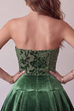 Vestido corto de bienvenida de terciopelo A-Line verde oscuro sin tirantes con volantes
