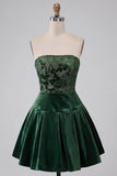 Vestido corto de bienvenida de terciopelo A-Line verde oscuro sin tirantes con volantes