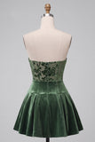 Vestido corto de bienvenida de terciopelo A-Line verde oscuro sin tirantes con volantes