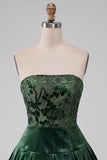Vestido corto de bienvenida de terciopelo A-Line verde oscuro sin tirantes con volantes