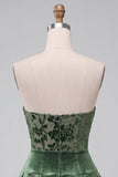 Vestido corto de bienvenida de terciopelo A-Line verde oscuro sin tirantes con volantes