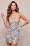 Vestido corto de bienvenida a casa, lentejuelas bodycon color gris claro, tirantes con cuentas y lazo.