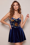 Corsé de terciopelo azul marino con estampado floral vestido de bienvenida