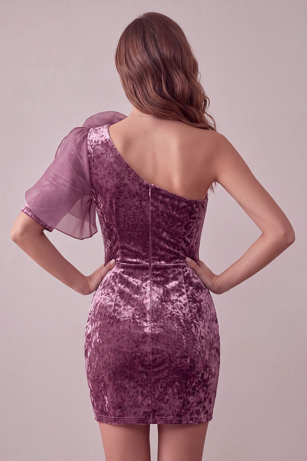 Vestido de cóctel vintage de terciopelo malva con un solo hombro y flor 3D