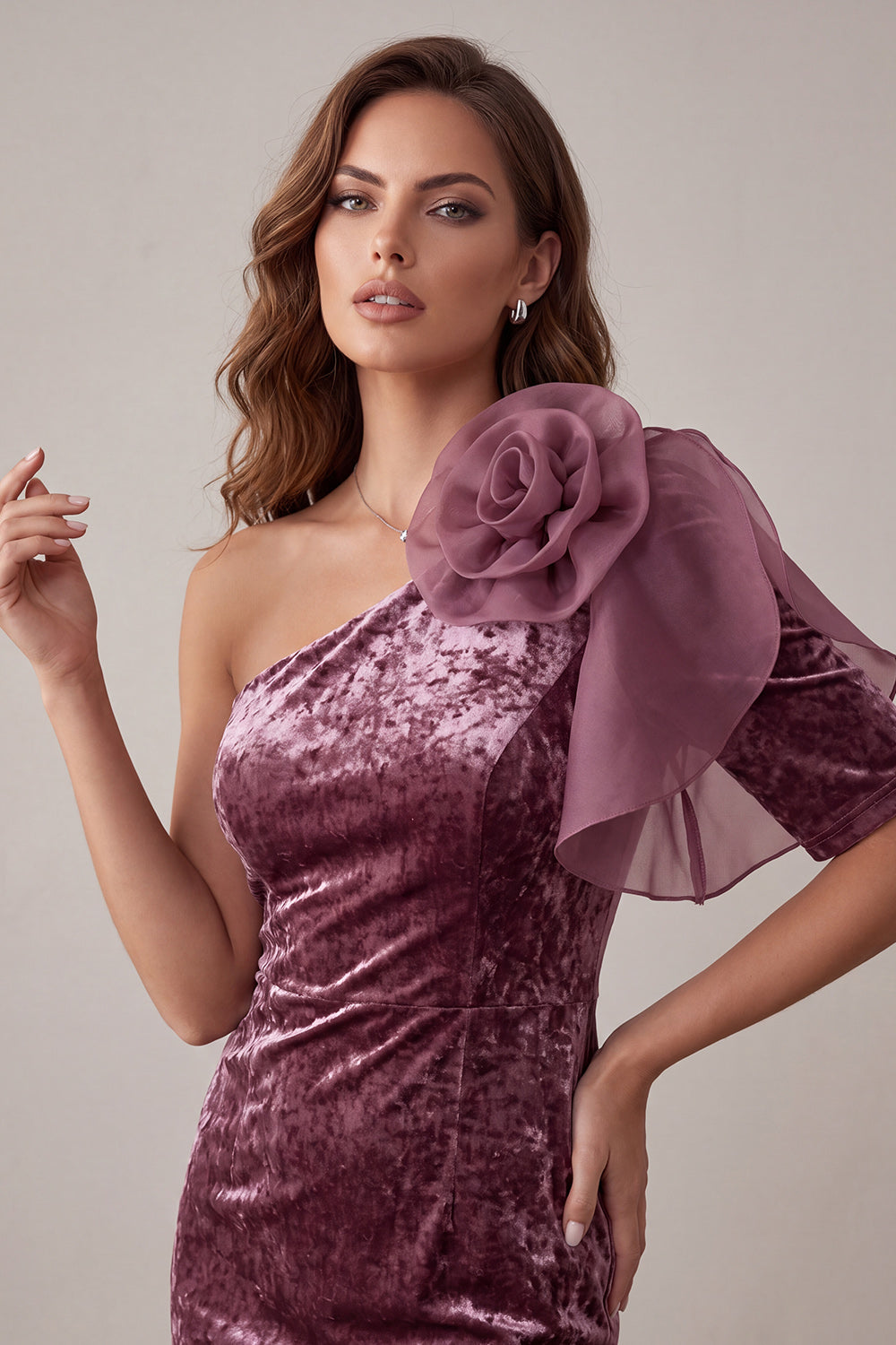 Vestido de cóctel vintage de terciopelo malva con un solo hombro y flor 3D