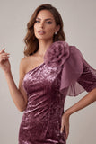 Vestido de cóctel vintage de terciopelo malva con un solo hombro y flor 3D
