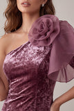 Vestido de cóctel vintage de terciopelo malva con un solo hombro y flor 3D