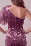 Vestido de cóctel vintage de terciopelo malva con un solo hombro y flor 3D