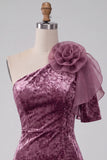 Vestido de cóctel vintage de terciopelo malva con un solo hombro y flor 3D