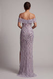 Vestido de madre de novia con funda lila sobre el hombro, lentejuelas laterales, abertura lateral