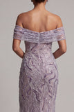 Vestido de madre de novia con funda lila sobre el hombro, lentejuelas laterales, abertura lateral