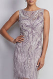 Vestido corto de madre de la novia con cuello de bateau lila y vaina