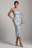 Vestido de madre de la novia bordado en un hombro con funda azul claro y flecos