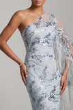 Vestido de madre de la novia bordado en un hombro con funda azul claro y flecos