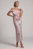Vestido de madre de la novia con una funda rosa claro sobre el hombro, lentejuelas de largo té, con drapeado