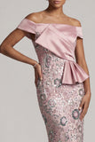 Vestido de madre de la novia con una funda rosa claro sobre el hombro, lentejuelas de largo té, con drapeado
