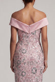 Vestido de madre de la novia con una funda rosa claro sobre el hombro, lentejuelas de largo té, con drapeado