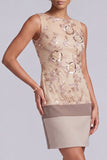 Vestido corto de madre de la novia con vaina champán y cuello redondo, con apliques