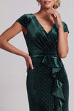 Vestido de manga sirena asimétrica asimétrica de mangas verde oscuro con volantes