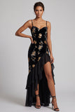 Bordado floral de terciopelo negro, lentejuelas Vestido asimétrico de Madre de la novia con abertura de volantes