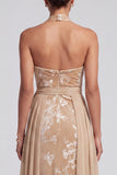 Vestido largo de madre de la novia Jacquard con escote húlter de terciopelo champán