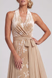 Vestido largo de madre de la novia Jacquard con escote húlter de terciopelo champán