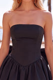 Vestido de bienvenida a casa negro sin tirantes con dobladillo burbuja y lazo en la espalda