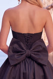 Vestido de bienvenida a casa negro sin tirantes con dobladillo burbuja y lazo en la espalda