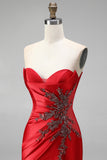 Vestido de graduación sin tirantes Sirena con cola de satén rojo y abertura