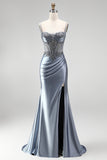 Corsé azul polvoriento sirena con pedrería y vestido largo de satén fruncido con abertura lateral