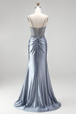 Corsé azul polvoriento sirena con pedrería y vestido largo de satén fruncido con abertura lateral